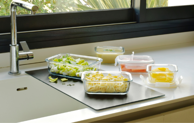 How can you choose the right food storage containers for summer with Pebbly?