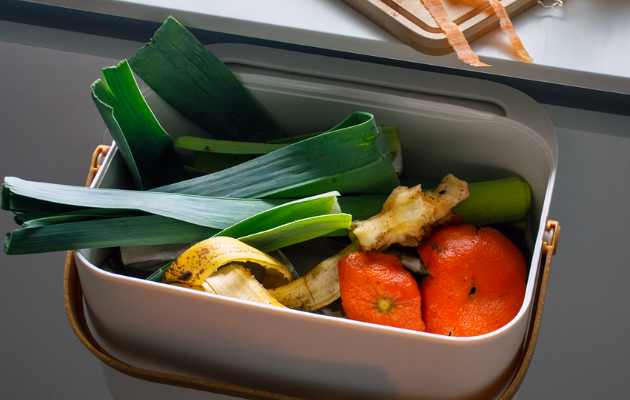 Le guide pour bien composter en été avec un seau à compost fabriqué en France