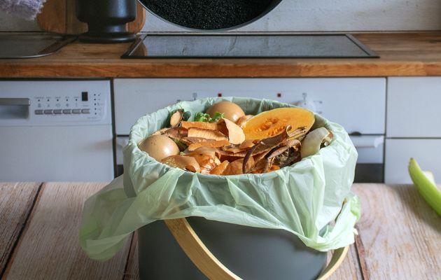 Gardez votre seau à compost propre avec les bio-sacs compostables Pebbly Gardez votre seau à compost propre avec les bio-sacs compostables Pebbly