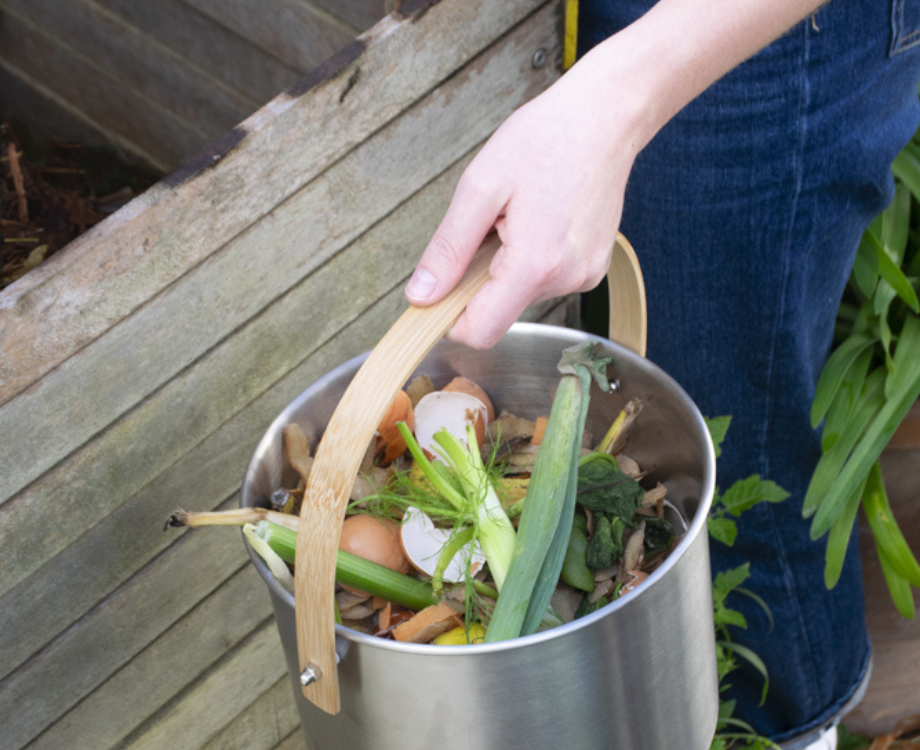 À quelle Fréquence Vider son Seau à Compost et Comment l'Entretenir ?